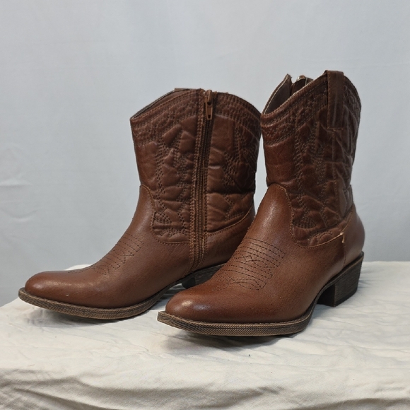 Coconuts by Matisse Brown Ankle Boots - Picture 1 of 9